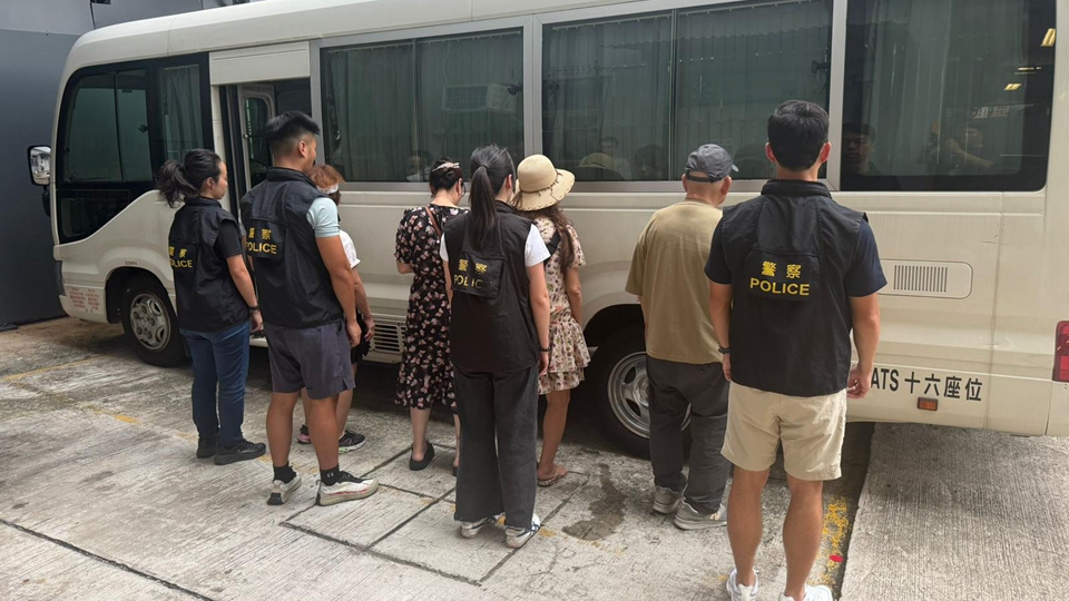 警方深水埗元洲邨打擊街頭賭博 拘捕4名男女