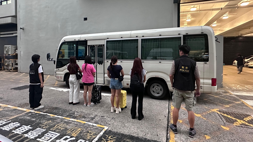 警方北區(qū)掃黃 拘捕14名內(nèi)地女子