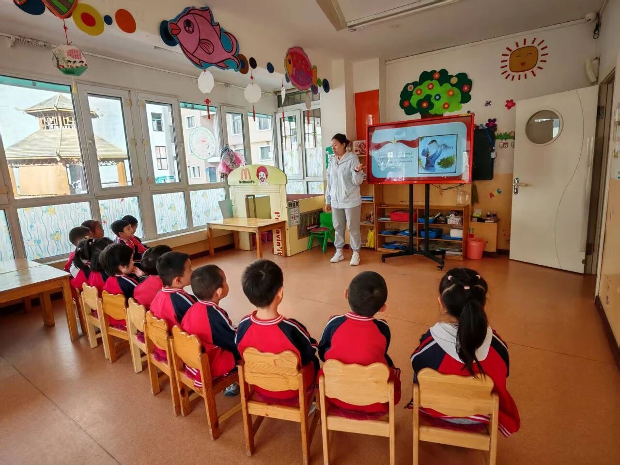 哈市香坊區(qū)圖書(shū)館幼兒分館開(kāi)展「九一八」主題紀(jì)念活動(dòng) 紅色基因潤(rùn)童心