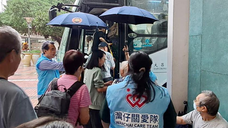 鰂魚涌地盤炸彈｜疏散工作正有序完成 民青團(tuán)隊(duì)接送居民返回家中 