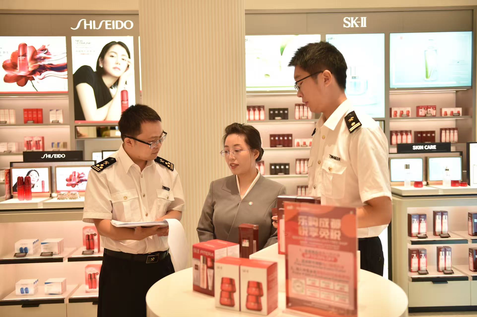 四川首家市內(nèi)免稅店首批免稅品入庫