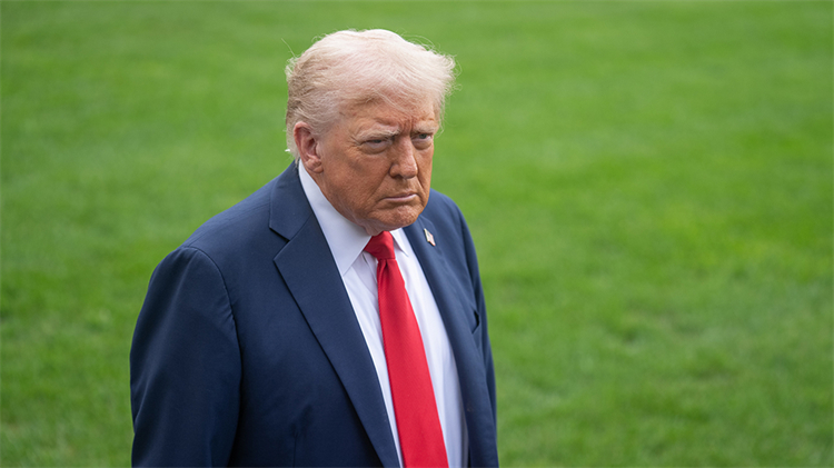 最高100%！特朗普再揮關(guān)稅大棒 涉重型卡車、家具、藥品