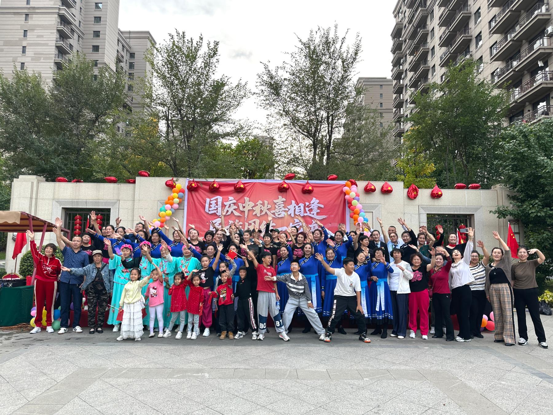 哈市香坊區(qū)新香坊街道會(huì)展社區(qū)雙節(jié)匯演架起鄰里連心橋