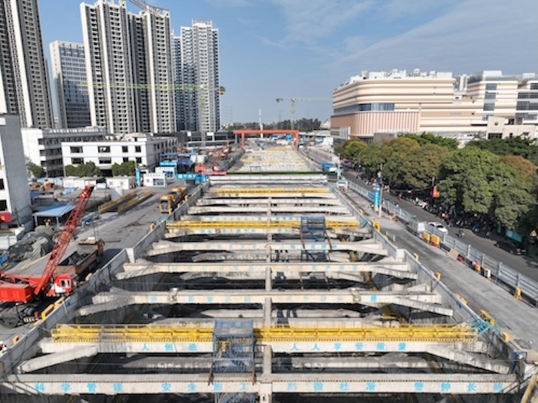 成功攻克巖溶強(qiáng)發(fā)育地質(zhì)風(fēng)險(xiǎn)  芳白城際鐵路夏茅站主體結(jié)構(gòu)順利封頂