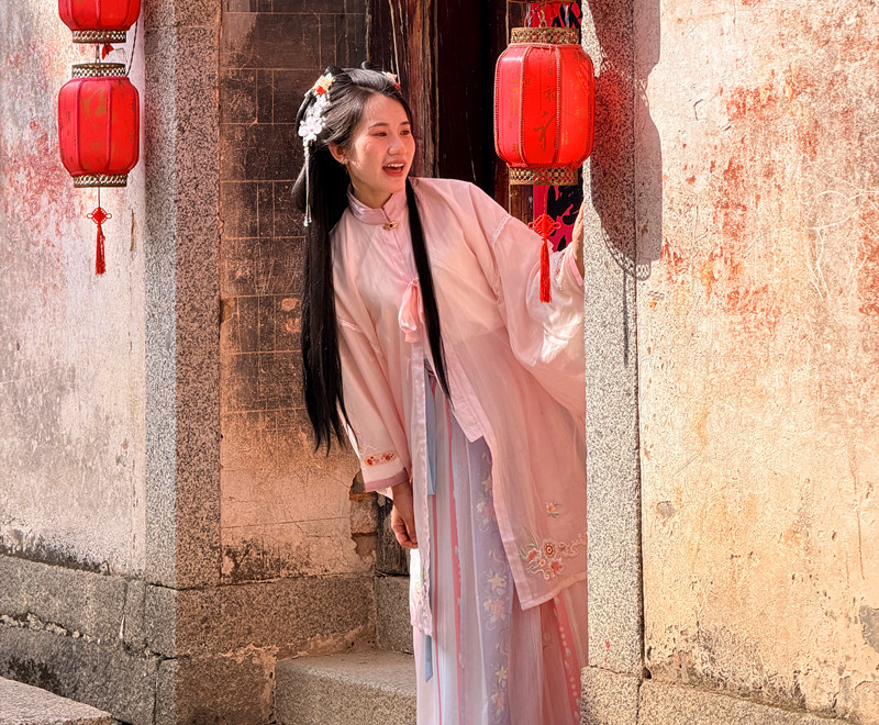 霓裳舞靈山 遊客美成海報(bào)  皖徽州區(qū)漢服旅拍「定格」文旅新風(fēng)景