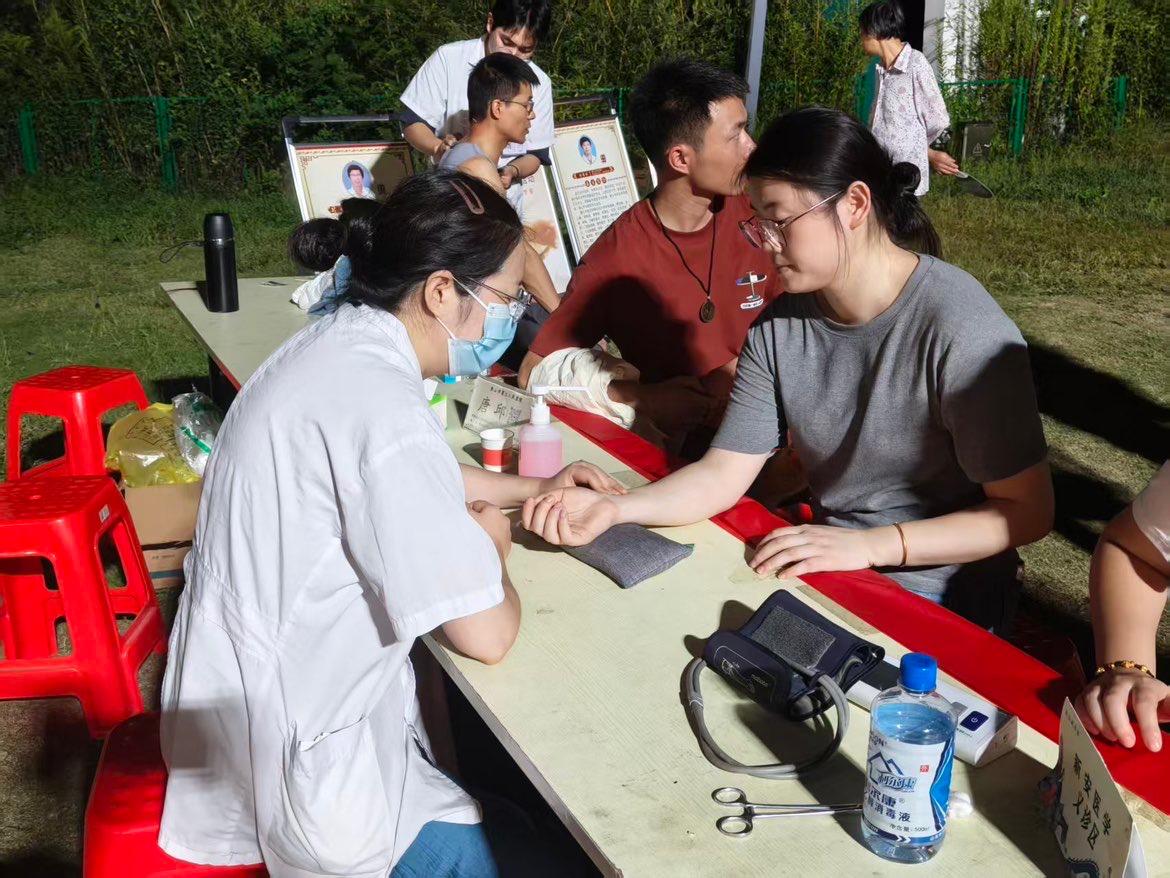 中醫(yī)「出攤」圈粉遊客  皖徽州區(qū)創(chuàng)新推進(jìn)「中醫(yī)夜市」系列活動(dòng)