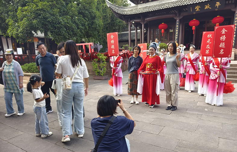 皖休寧縣：全域旅遊「花樣多」  假日經(jīng)濟(jì)活力足