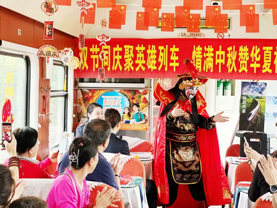 英雄列車(chē)載鄉(xiāng)愁 雙節(jié)同慶暖旅途——12次列車(chē)打造別樣「鐵路風(fēng)景」