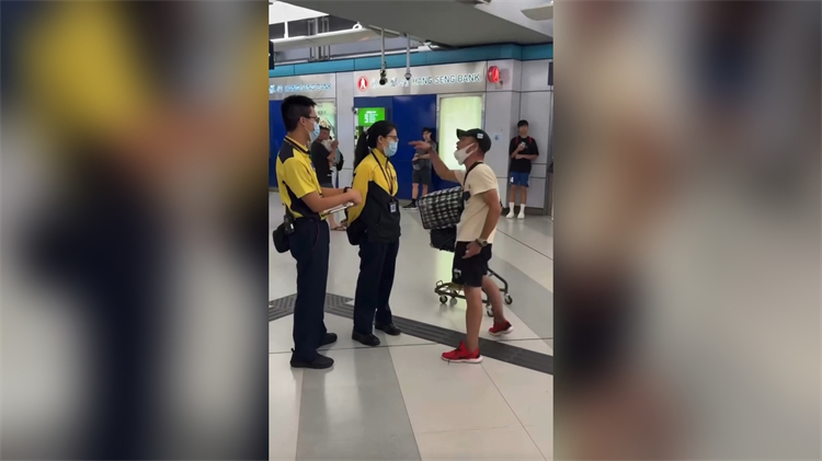 男子企圖以手推車及大型行李硬闖元朗站 港鐵稱已報警處理