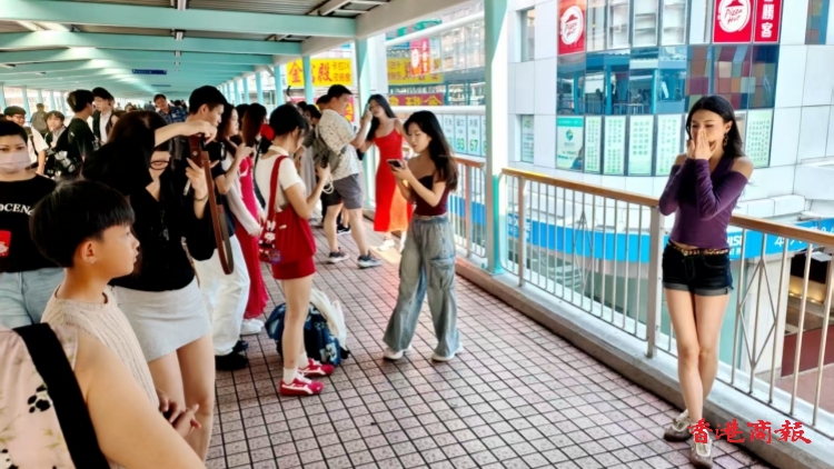 【圖集】內(nèi)地旅客鍾情深度遊 旺角行人天橋成打卡熱點(diǎn)