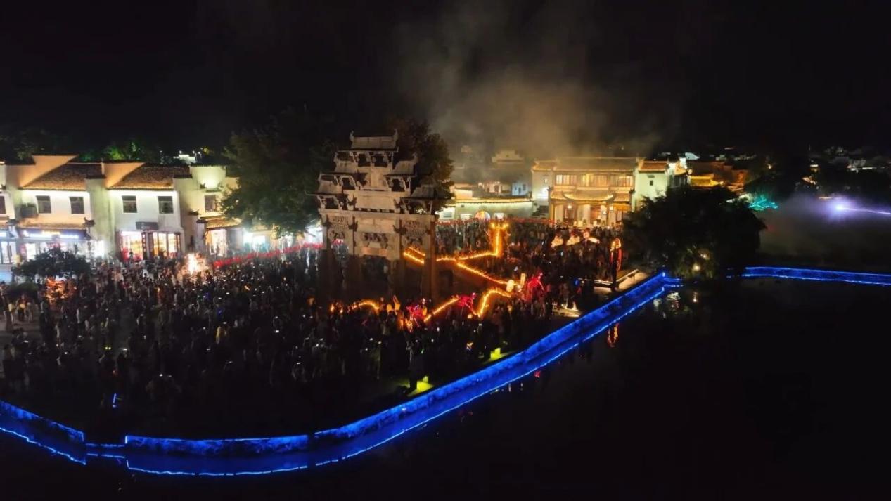 稻穗搖金晚風(fēng)傳韻  皖黟縣西遞稻田音樂(lè)會(huì)燃動(dòng)鄉(xiāng)村浪漫夜