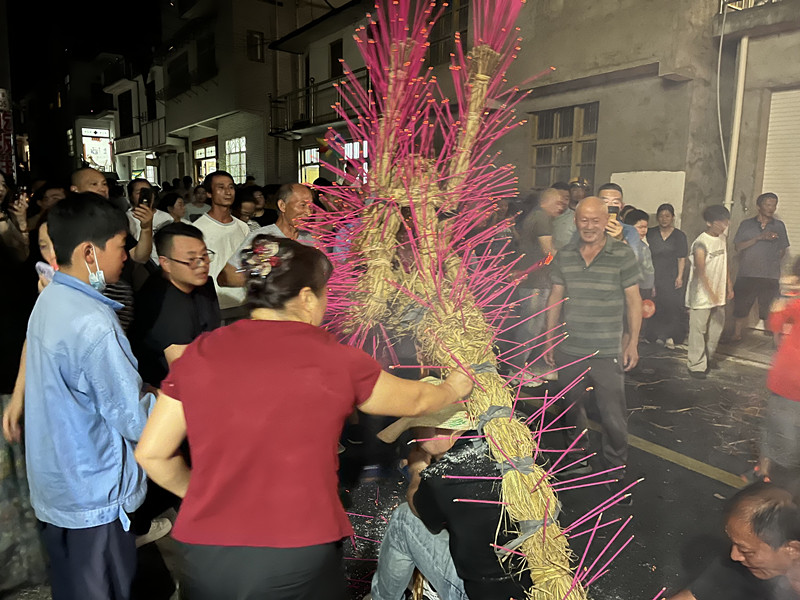 舉龍要穩(wěn)轉(zhuǎn)身要快   皖休寧稻香龍舞動(dòng)中秋慶豐年