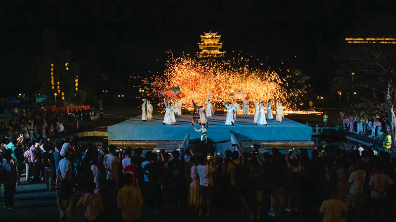 日賞山水夜觀華彩  皖休寧齊雲(yún)山全天候新場(chǎng)景釋放乘數(shù)效應(yīng)
