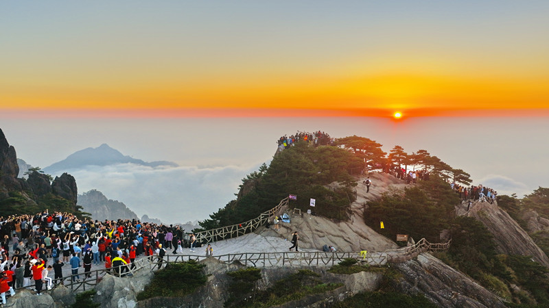 黃山風(fēng)景區(qū)：唱響愛國心 共賞山河美