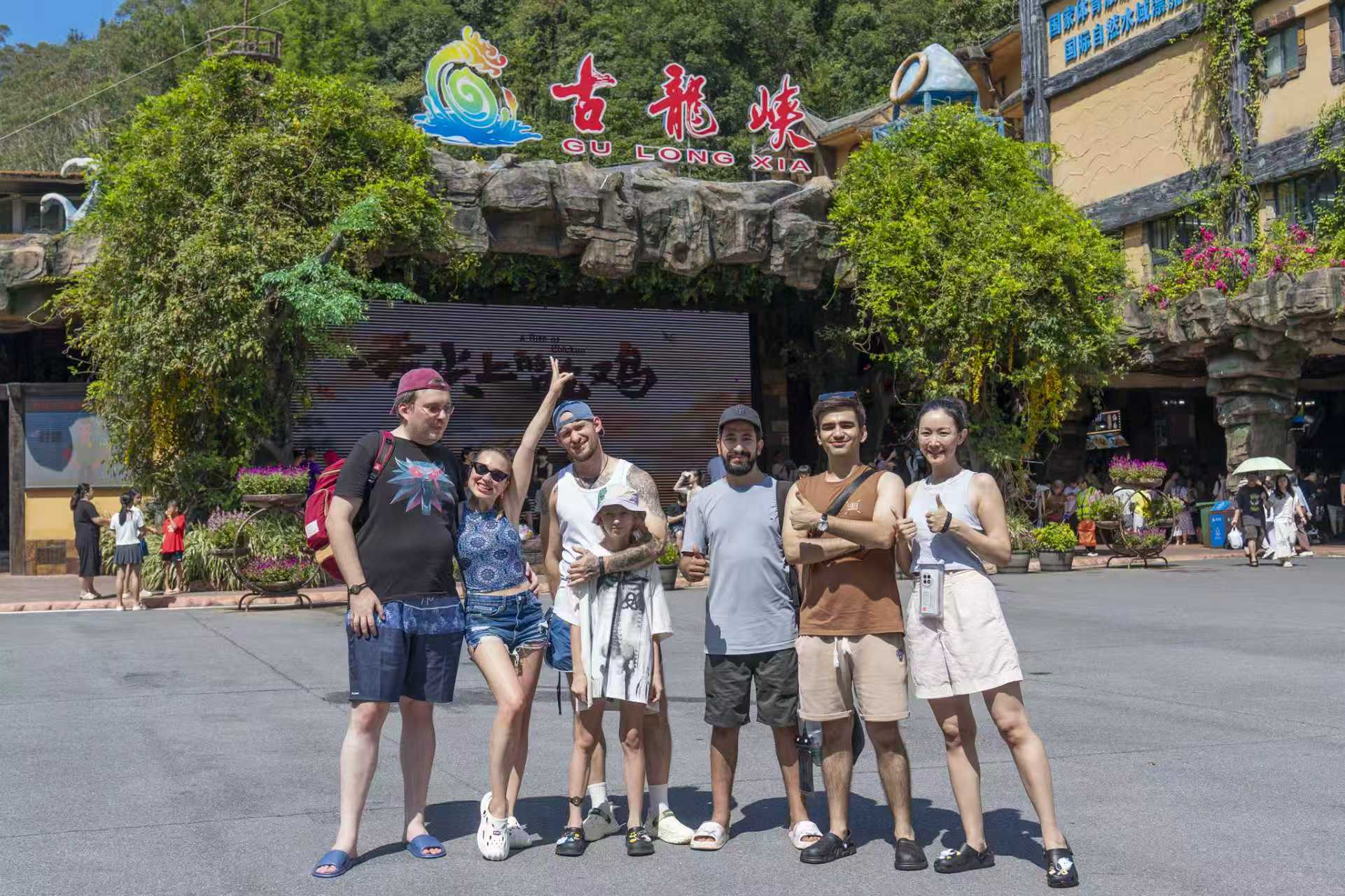 粵「雙節(jié)」旅遊人氣爆棚  17.8萬(wàn)遊客打卡古龍峽