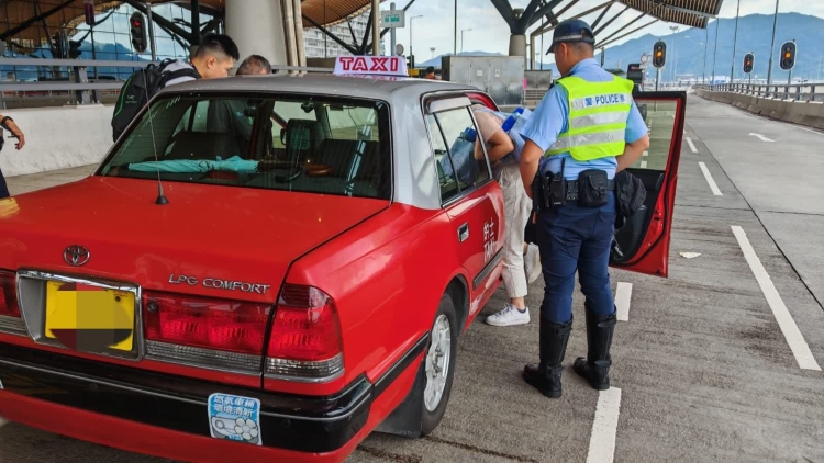 警大嶼山放蛇打擊黑的 61歲司機涉濫收車資被捕