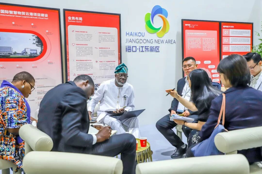 ?？诮瓥|新區(qū)亮相第十一屆世界自由區(qū)組織大會(huì)