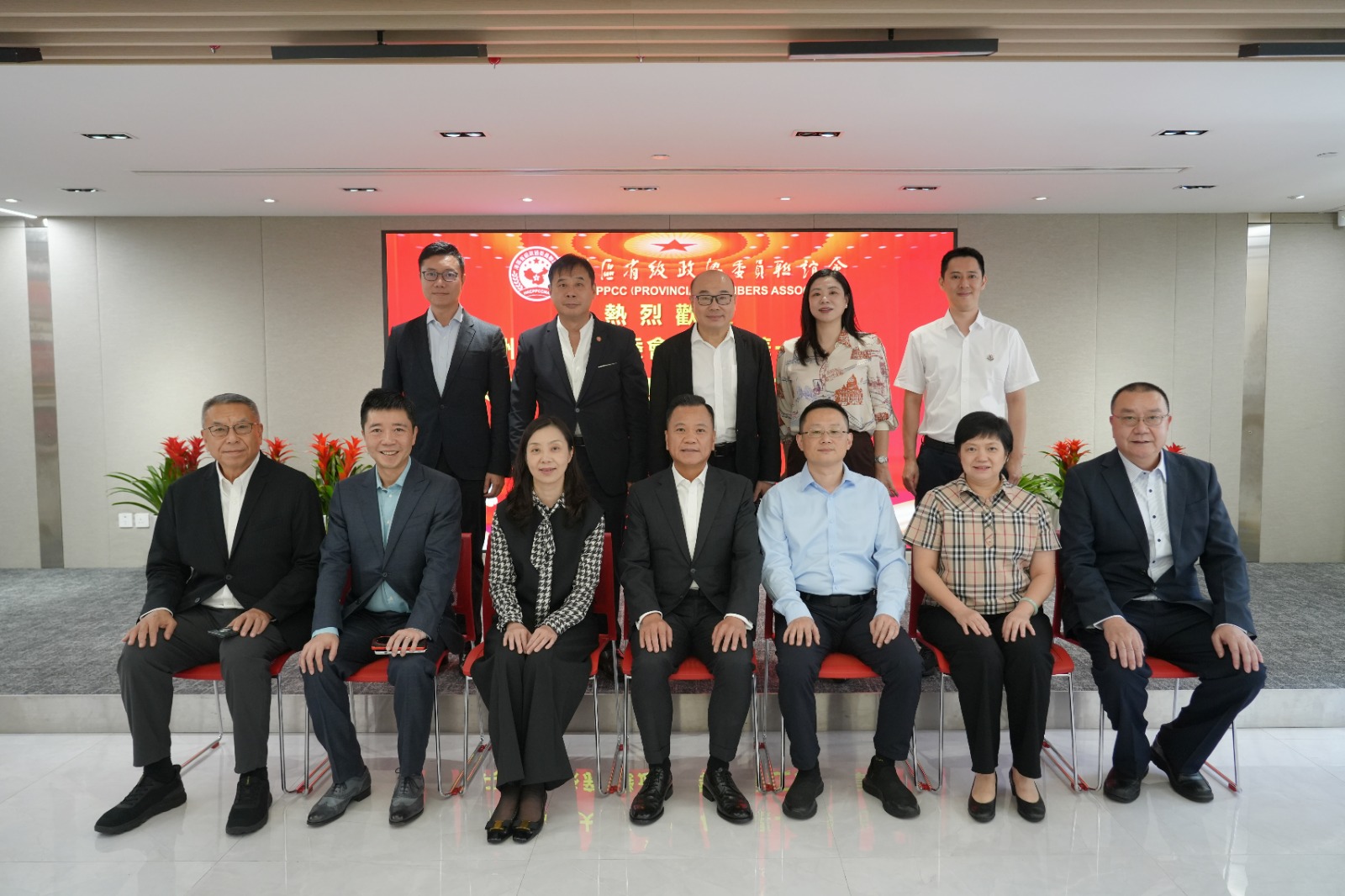  港區(qū)省級(jí)政協(xié)委員聯(lián)誼會(huì)與泉州市人大常委會(huì)主任徐華一行舉行座談會(huì)