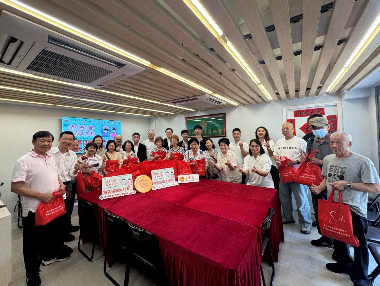 「東區(qū)關(guān)愛敬老送暖大行動(dòng)」啟動(dòng)  五豐行全力支持   