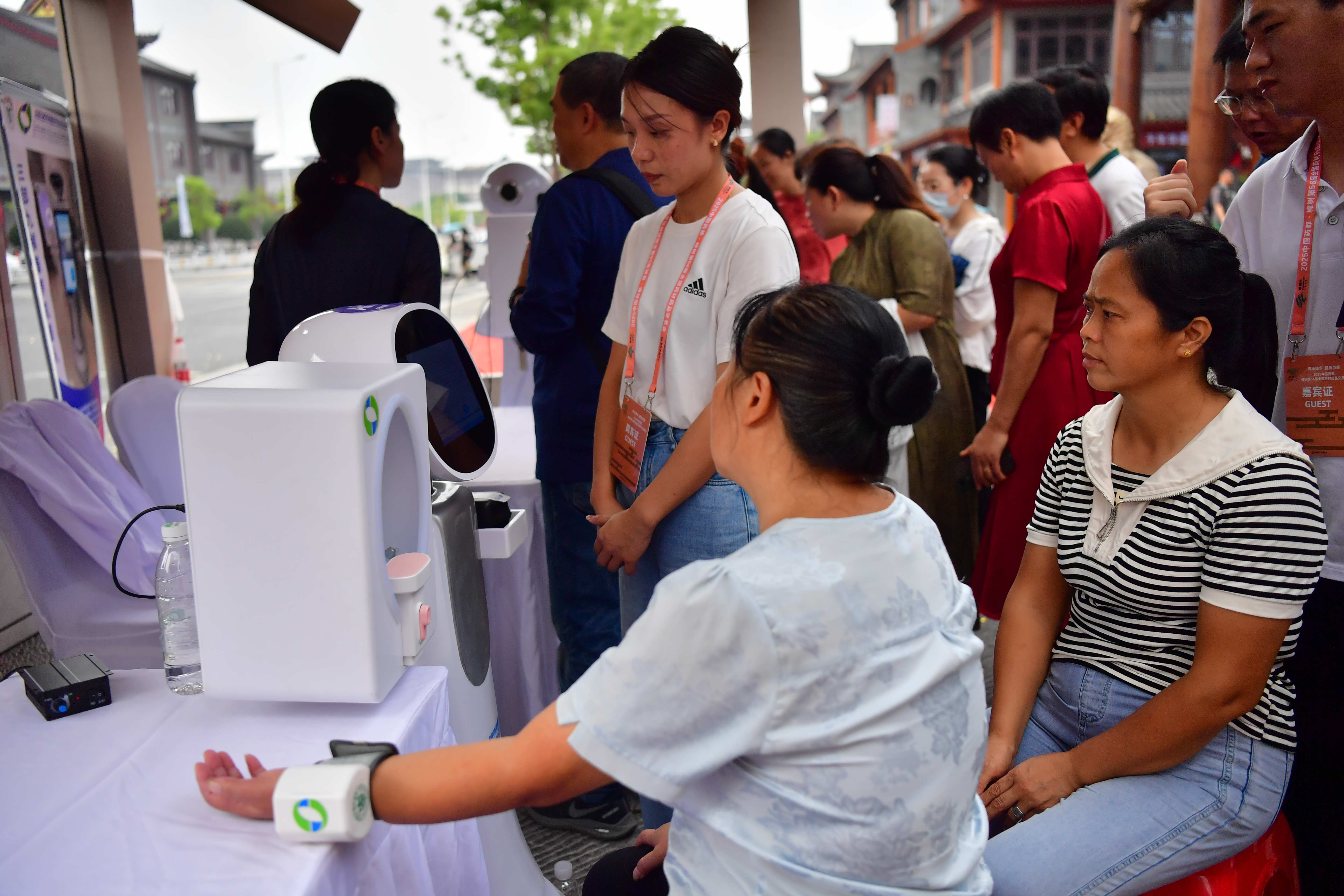 全國名老中醫(yī)義診結合AI診療亮相樟樹 推動中醫(yī)藥服務智能化升級