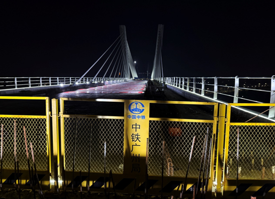 創(chuàng)兩項世界第一！廣佛西環(huán)城際鐵路斜拉橋完成萬噸轉體