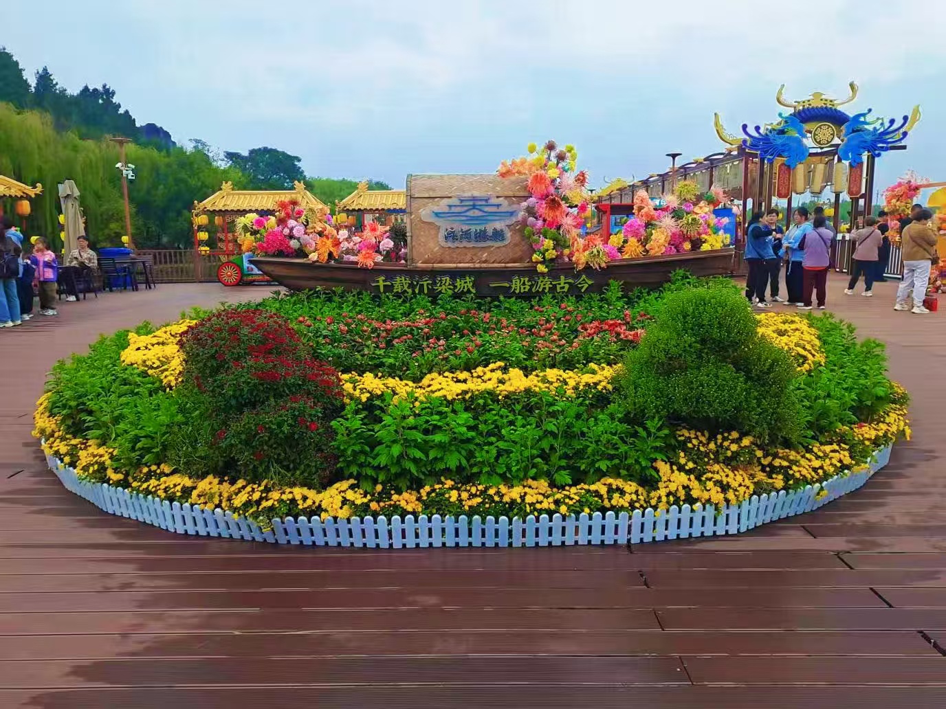 汴河遊船開啟開封賞菊新體驗 乘船賞菊