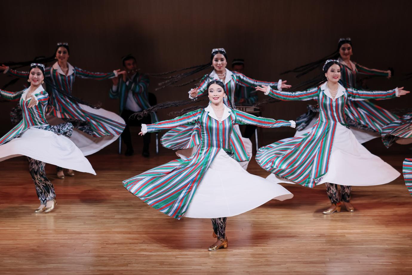 舞動(dòng)絲路風(fēng)情，共譜時(shí)代華章 烏茲別克斯坦國家級(jí)藝術(shù)瑰寶「巴克霍爾」歌舞團(tuán)深圳首演