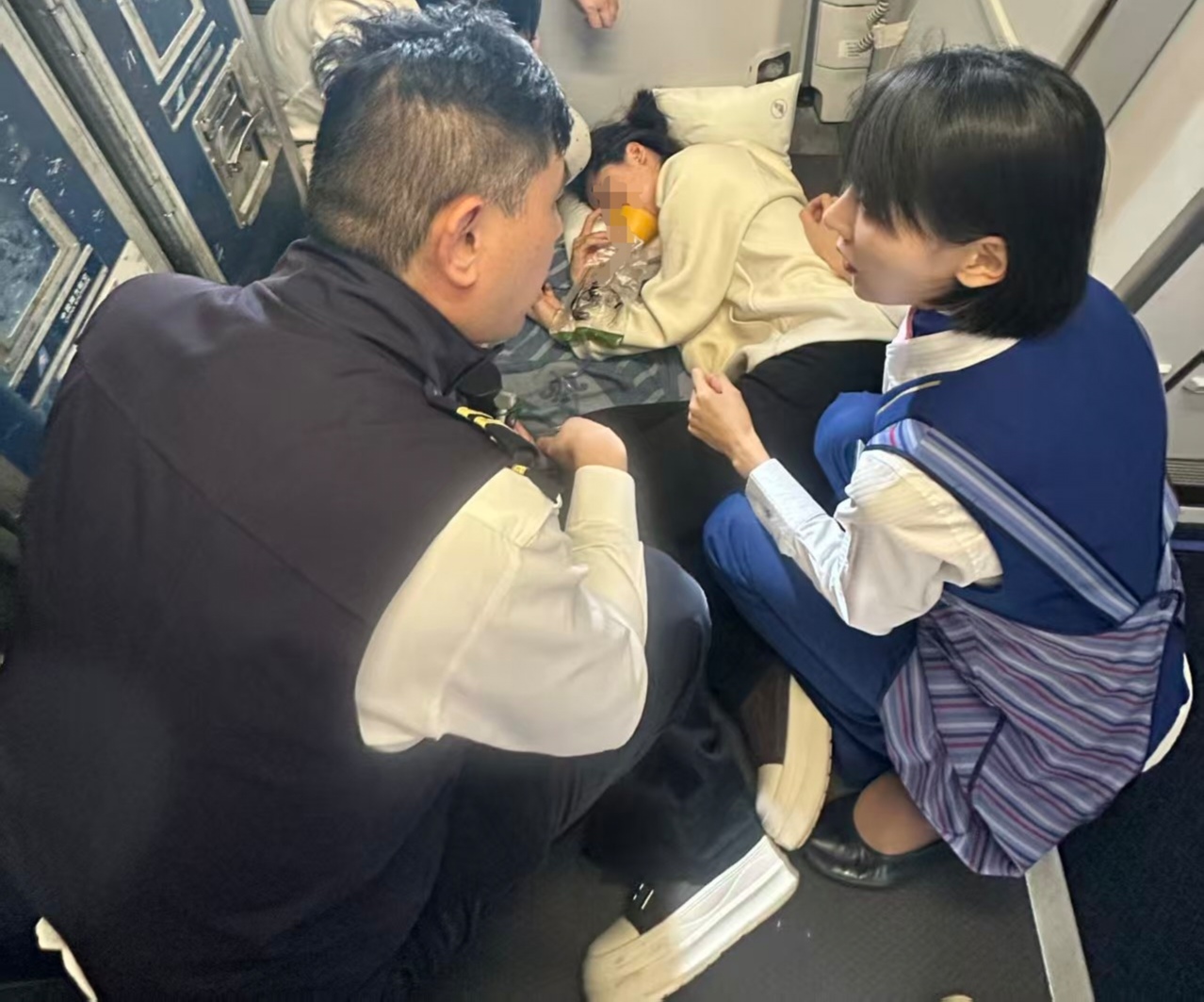 萬米高空旅客突發(fā)不適 南航乘務(wù)組緊急救助轉(zhuǎn)危為安