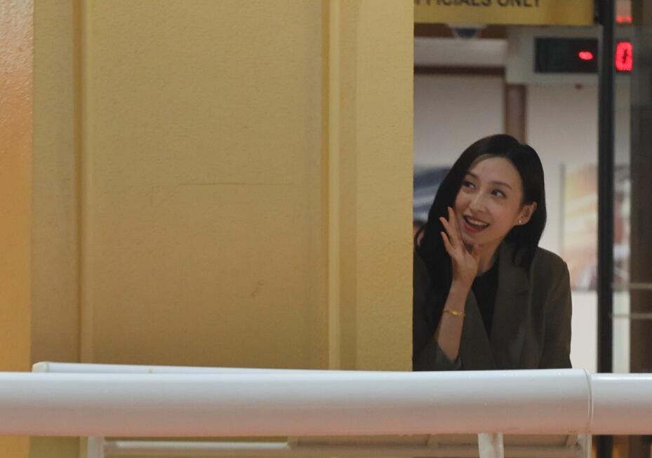 有片丨入場支持時間寶 視后龔嘉欣同潘明輝講加油