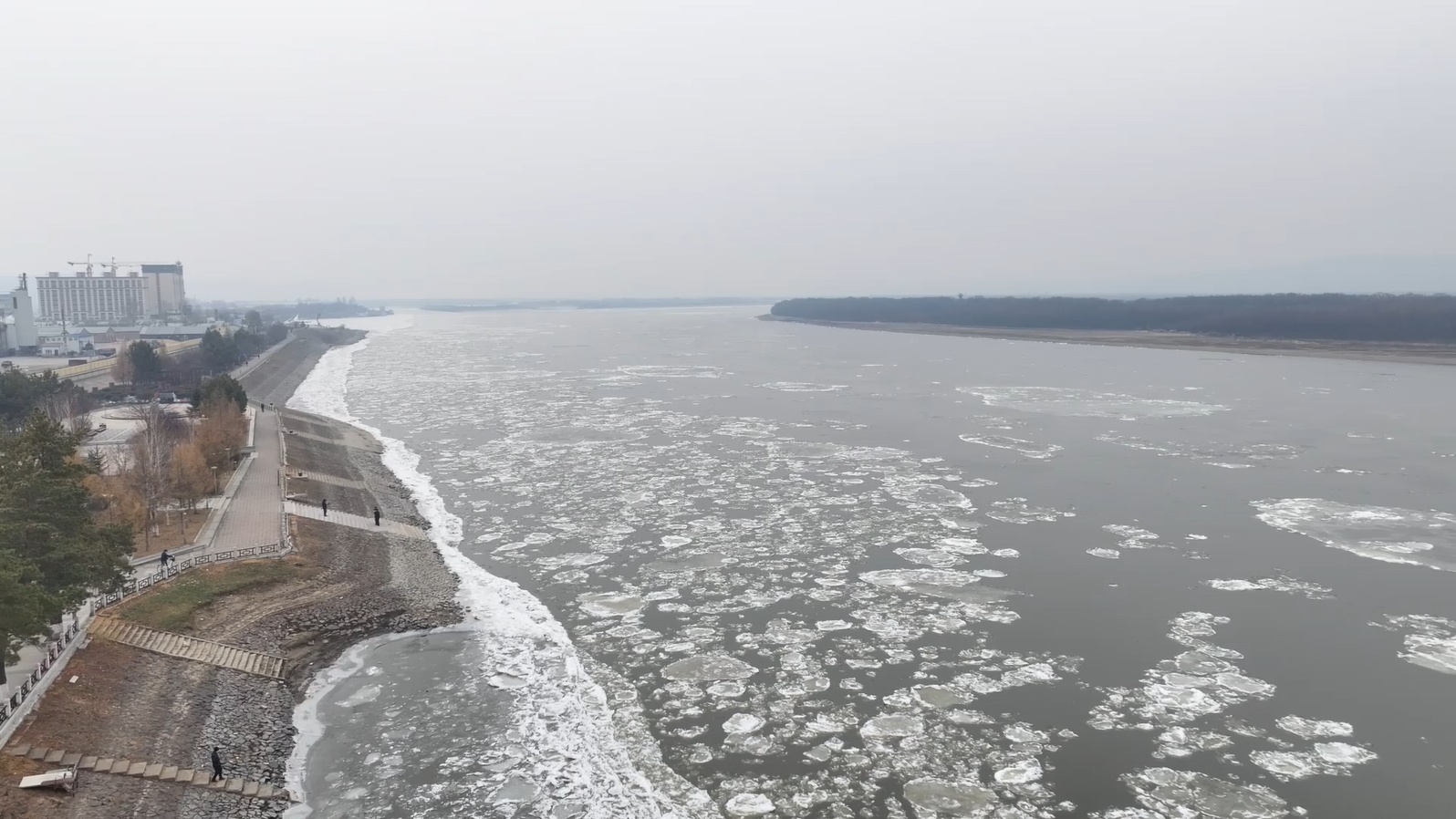 中俄界江黑龍江呼瑪段進(jìn)入流冰期 冬日奇觀引客來