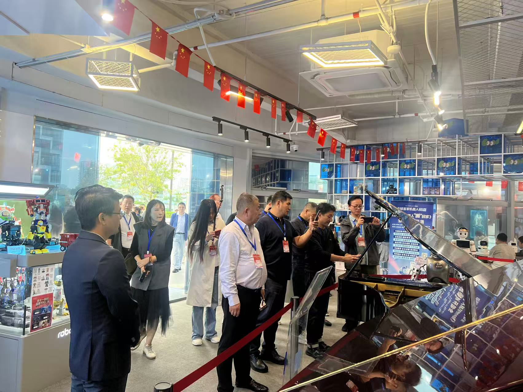 打卡全球首家機(jī)器人6S店 華文媒體高層見證「未來已來」