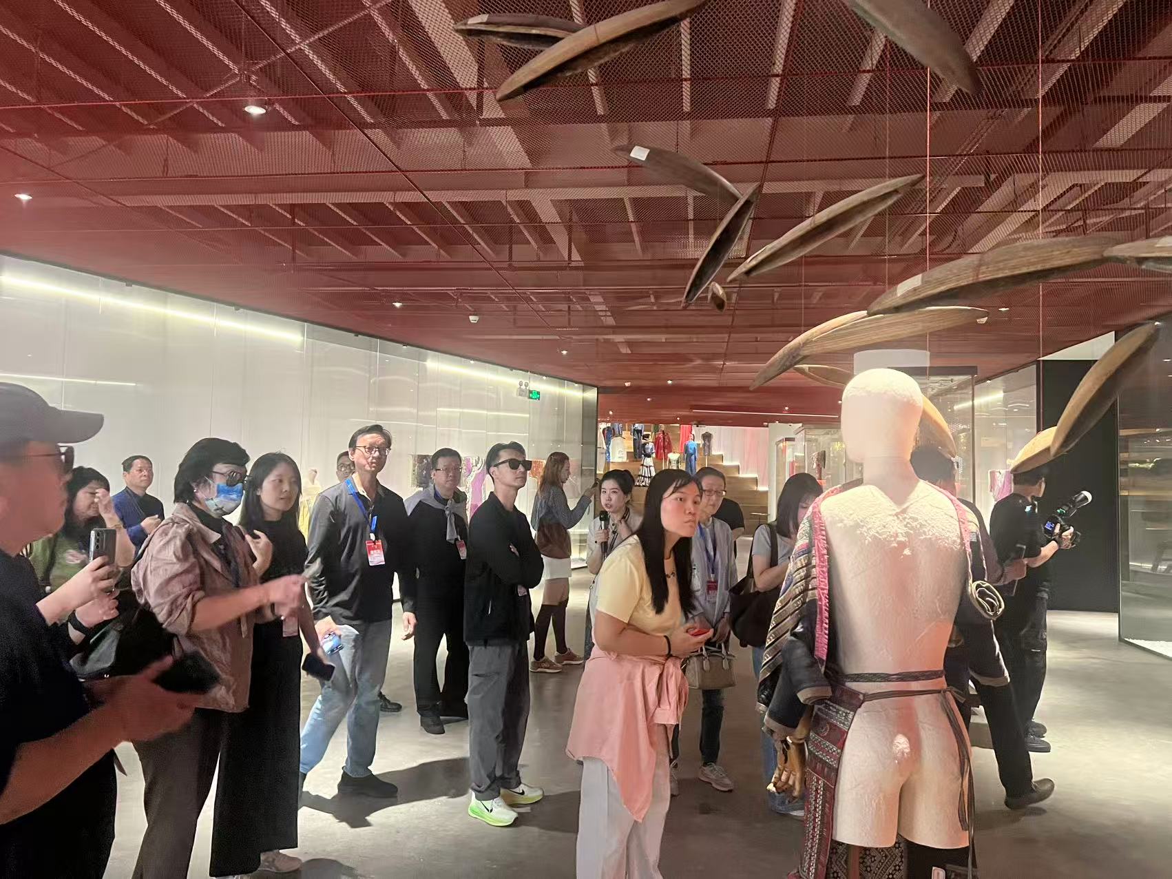 華文媒體參觀藝之卉百年時尚博物館 服飾變遷展現(xiàn)中國文化自信