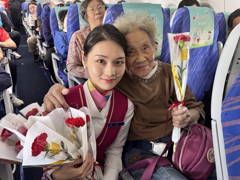 南航「老幼無憂」服務(wù)溫暖在哈爾濱等地啟航 重陽節(jié)守護(hù)銀髮旅客無憂出行