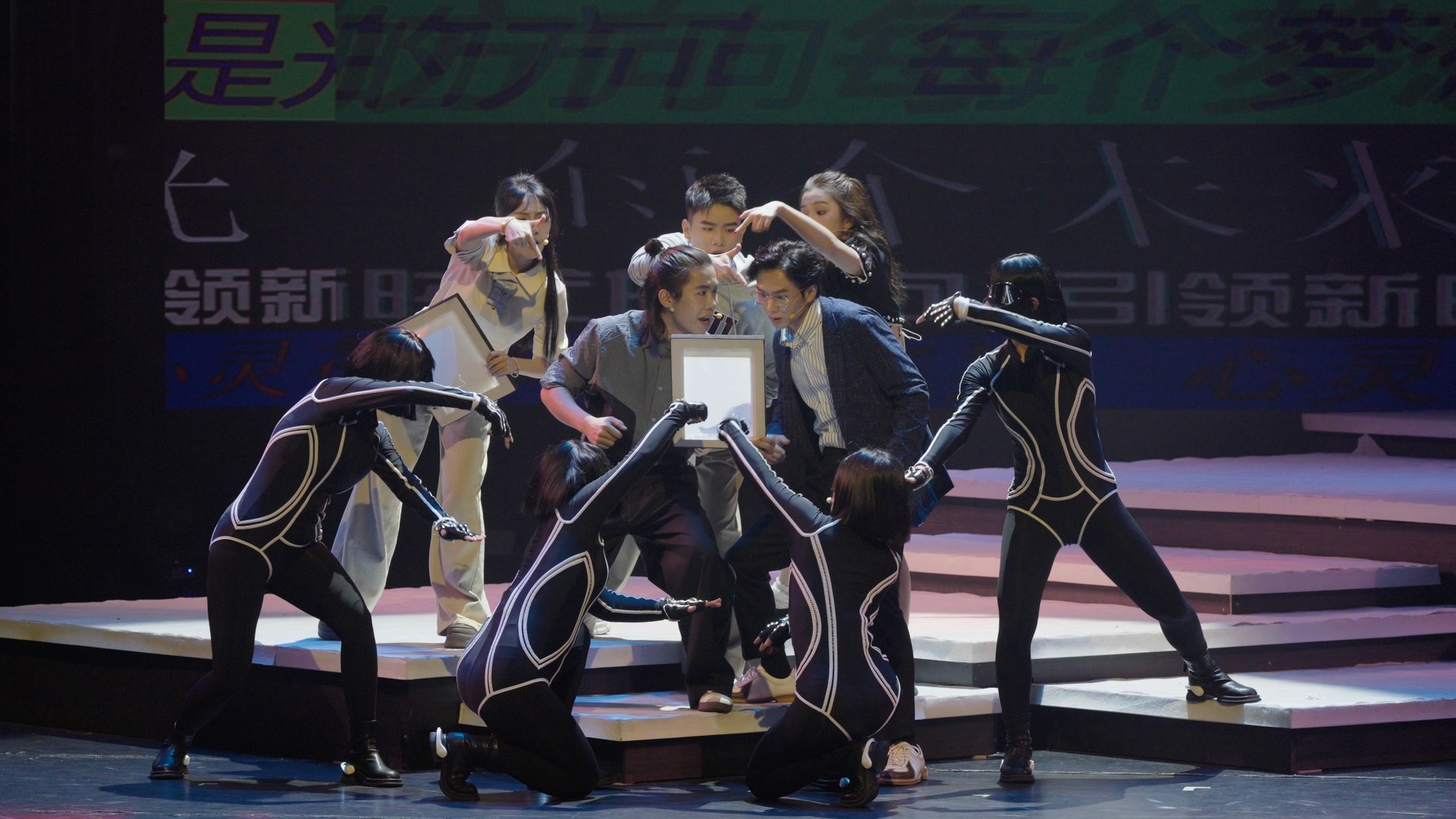 講述當(dāng)代深圳媒體人的「破繭」與堅(jiān)守 深大原創(chuàng)音樂(lè)劇《潮起灣區(qū)》首演