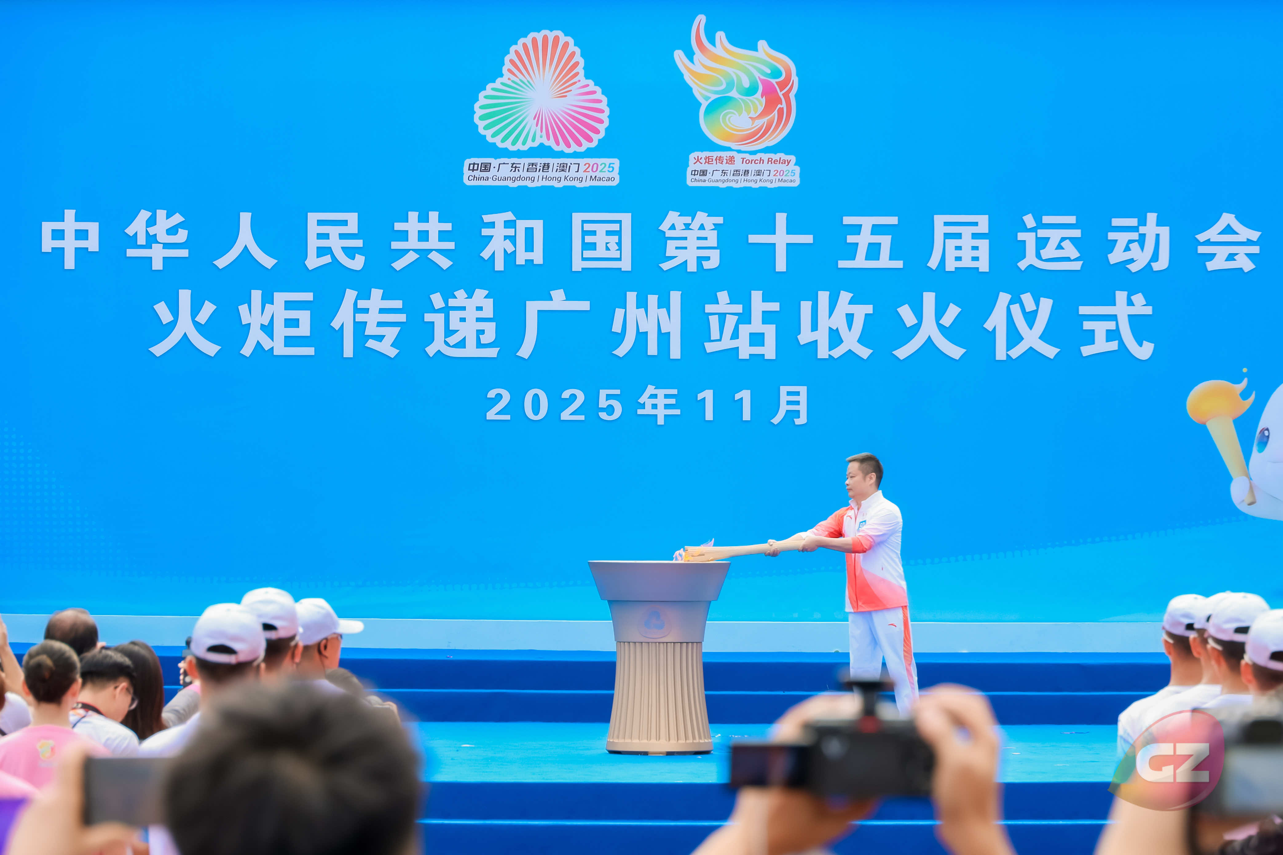 十五運(yùn)會(huì)火炬?zhèn)鬟f廣州站成功舉行 千年城脈與時(shí)代新潮激情相擁