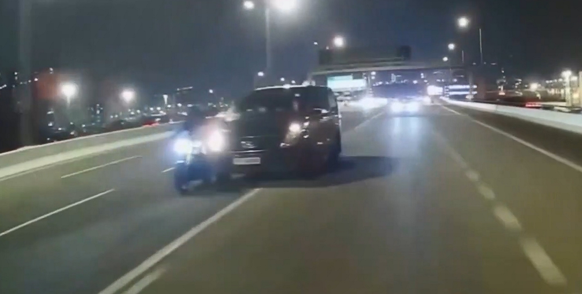 有片〡青葵公路客貨車切線撞電單車 網(wǎng)民怒叱：簡直謀殺