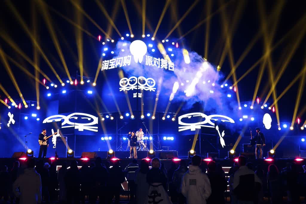 「賽事+音樂」 四川綿陽遊仙「川超」轉(zhuǎn)播現(xiàn)場火了