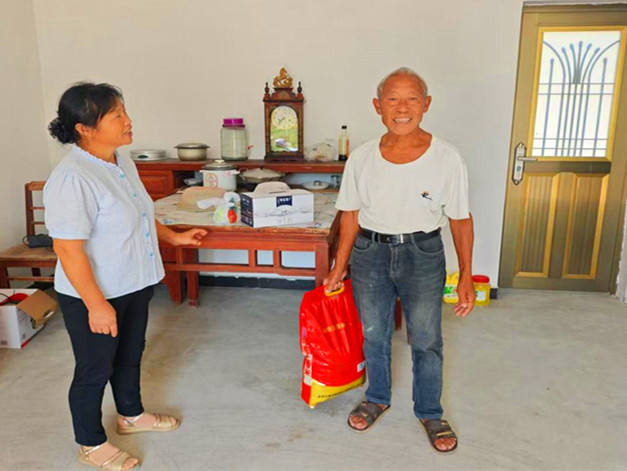 她的筆記本里用藍(lán)筆圈著每位鄉(xiāng)親的需求 章詠梅的「小家大愛」