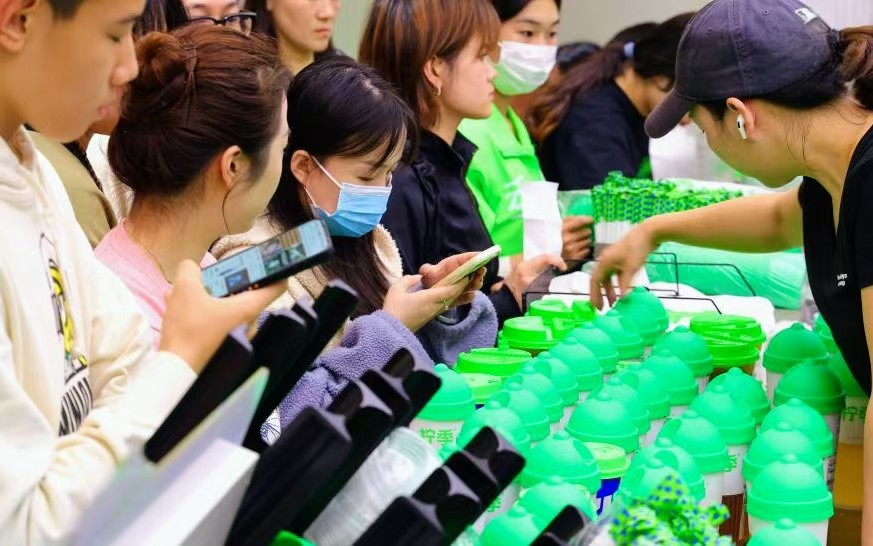 三登進(jìn)博舞臺(tái)：檸季從湘味到世界味 展示中國(guó)茶飲的力量