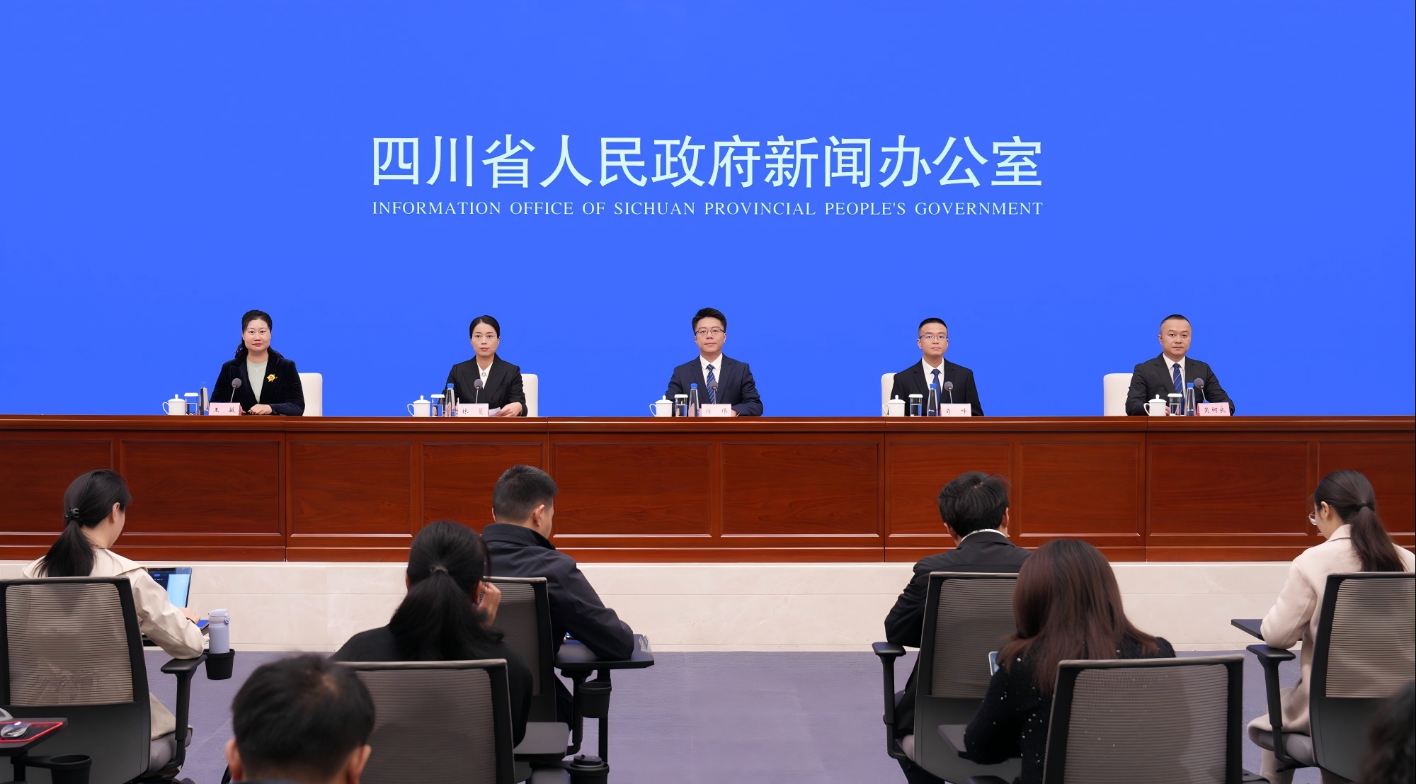 走好「淬鍊」之路  四川隆昌四步助力玻陶產(chǎn)業(yè)在傳承與創(chuàng)新中實(shí)現(xiàn)產(chǎn)業(yè)升級(jí)