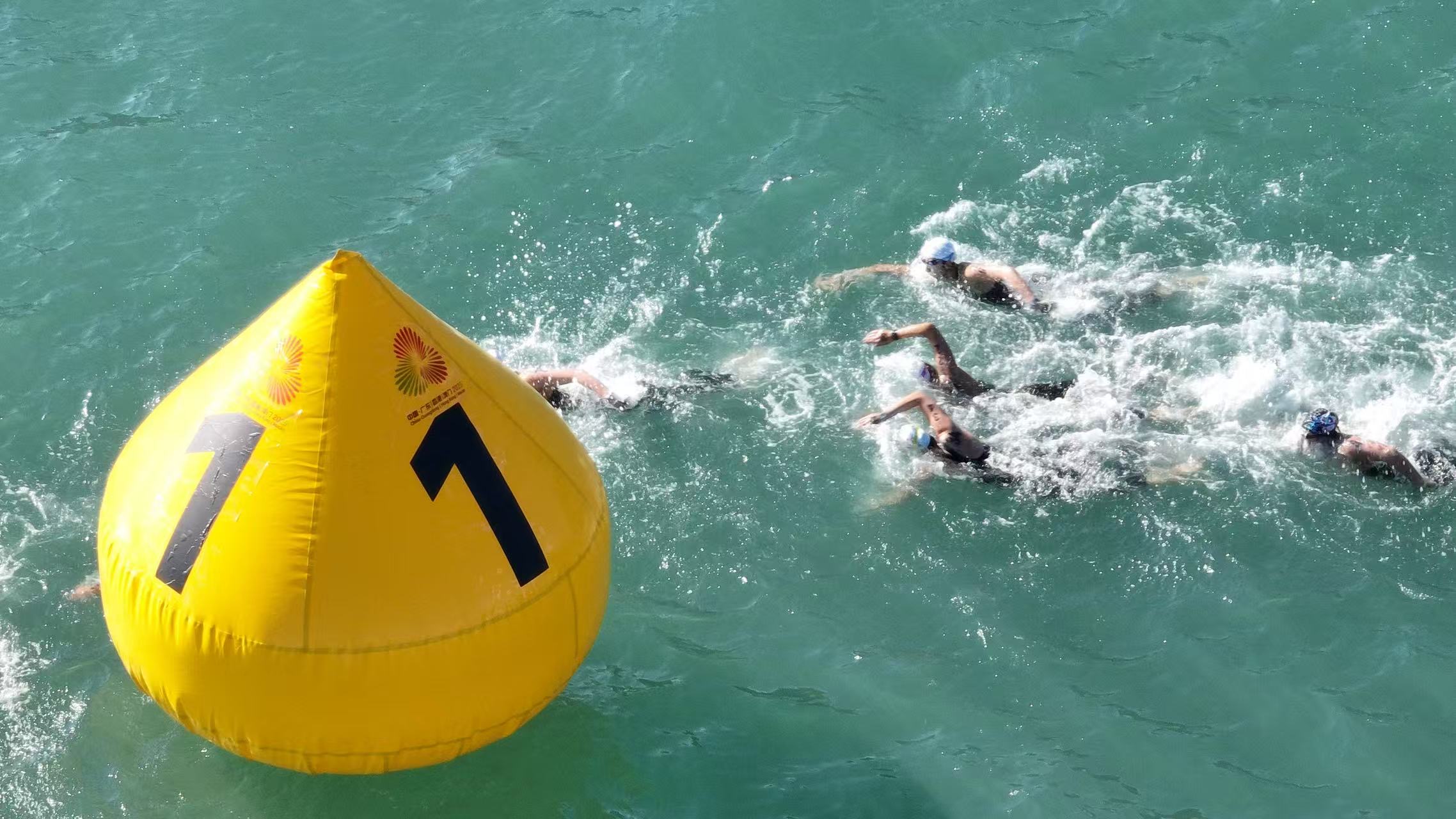 最美賽場(chǎng)！十五運(yùn)會(huì)女子馬拉松游泳決賽在深圳大鵬開賽