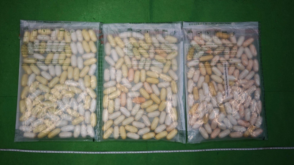 海關(guān)機(jī)場(chǎng)檢值360萬(wàn)元可卡因 拘捕吉隆坡抵港18歲男子