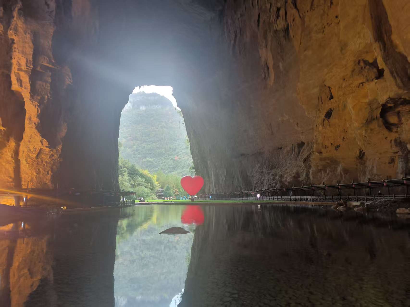 跨越山海 逐夢恩施 利川騰龍洞：溶洞奇觀震人心 土家風(fēng)情添魅力
