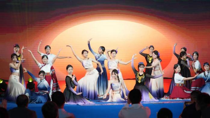 2025粵港澳大灣區(qū)高校校友科創(chuàng)節(jié)「五經(jīng)教育·AI之夜」文藝晚會(huì)成功舉辦