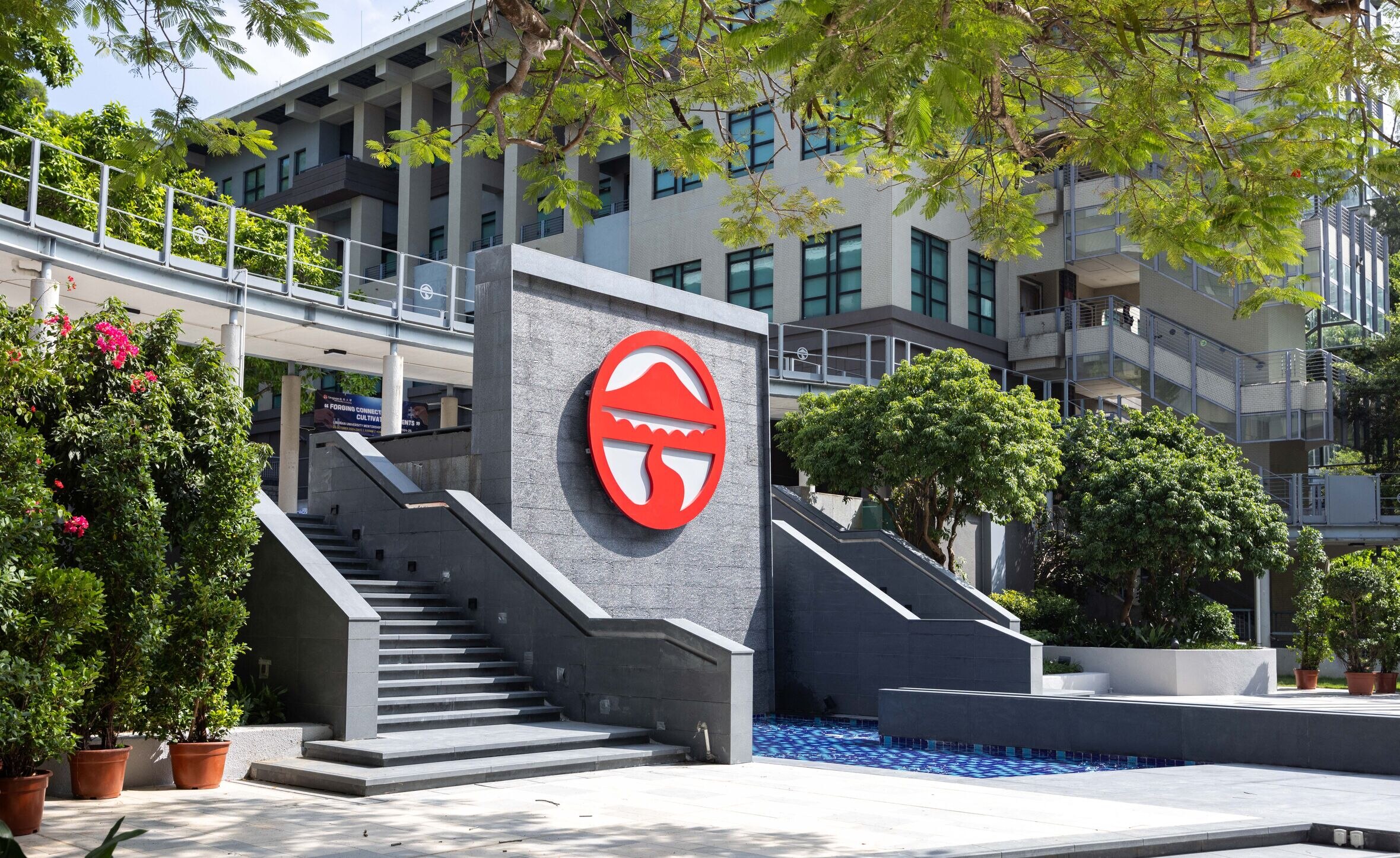 嶺大跨學科學院學者於《自然》發(fā)表成果 聯(lián)合研發(fā)高效穩(wěn)定反式鈣鈦礦太陽能電池　