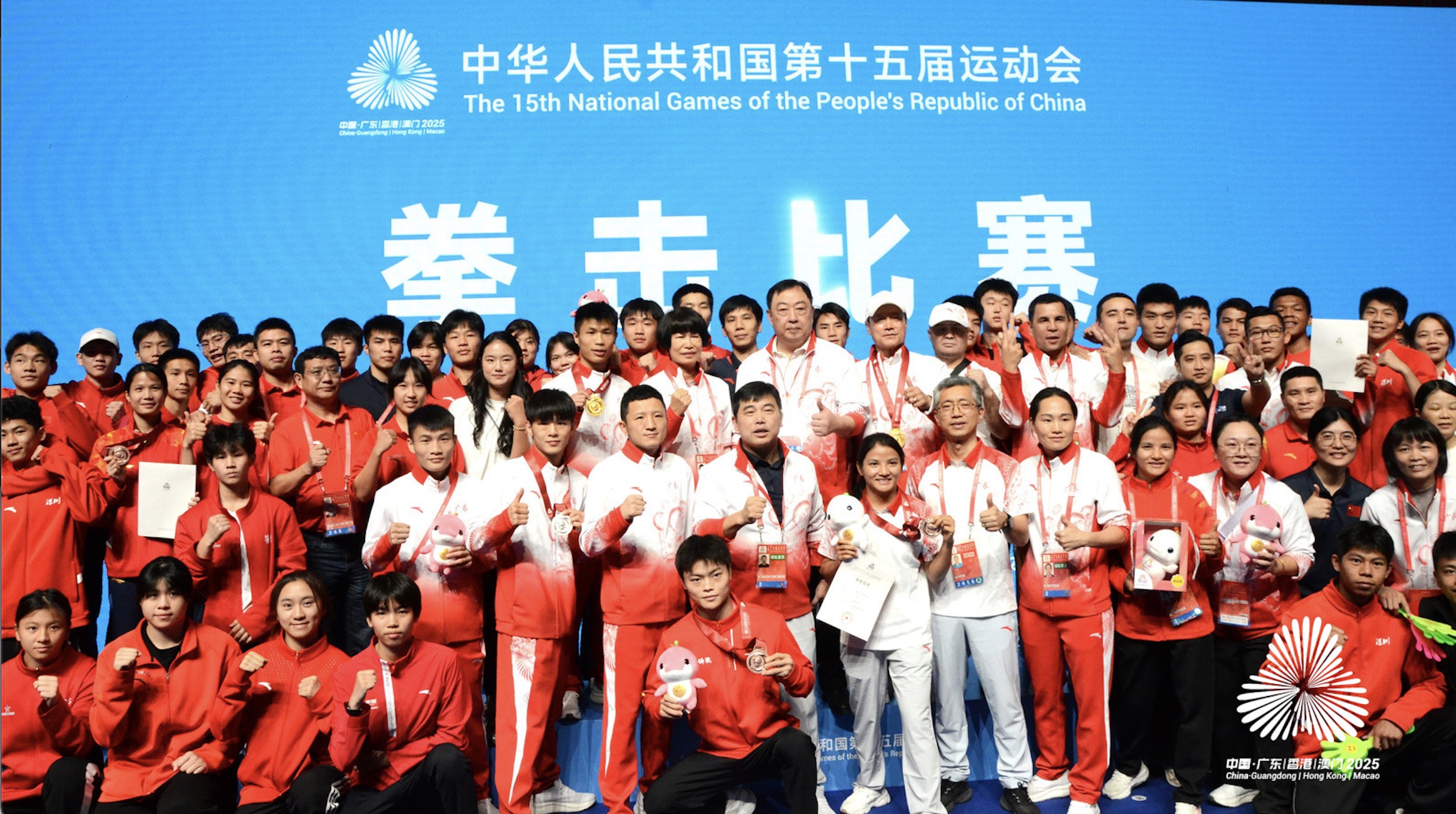 科技與熱血交織！十五運(yùn)拳擊收官 功夫機(jī)械人頒獎(jiǎng) 廣東摘得第二金