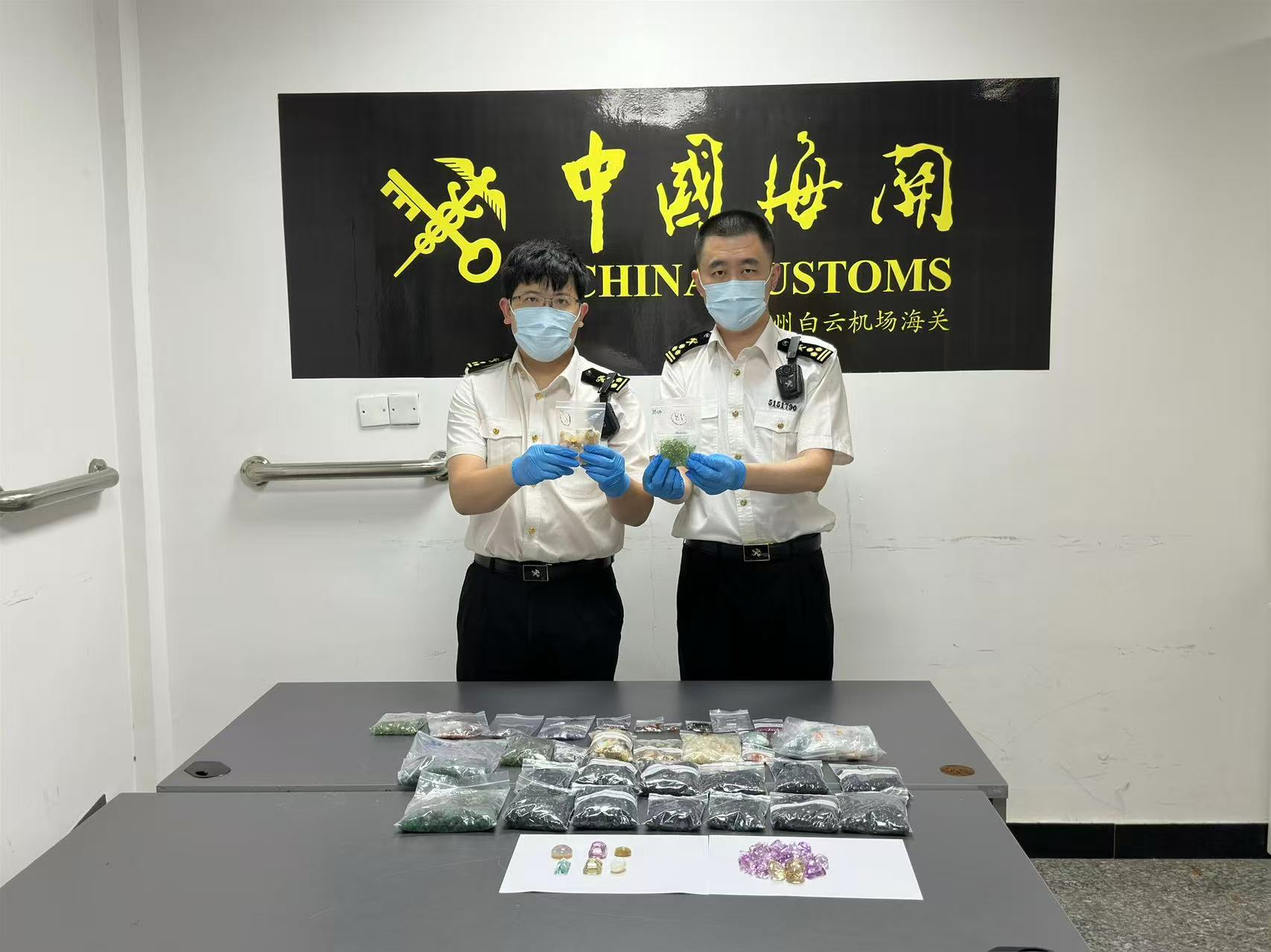 價值逾150萬元 廣州海關(guān)查獲旅客超量攜帶進(jìn)境寶石10973顆