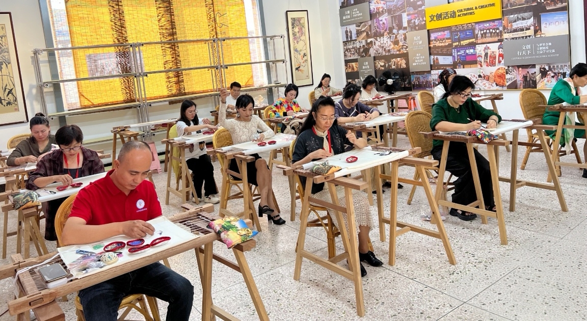 第二期中國工藝美術(shù)大師黃偉雄珠繡高級研修班結(jié)課