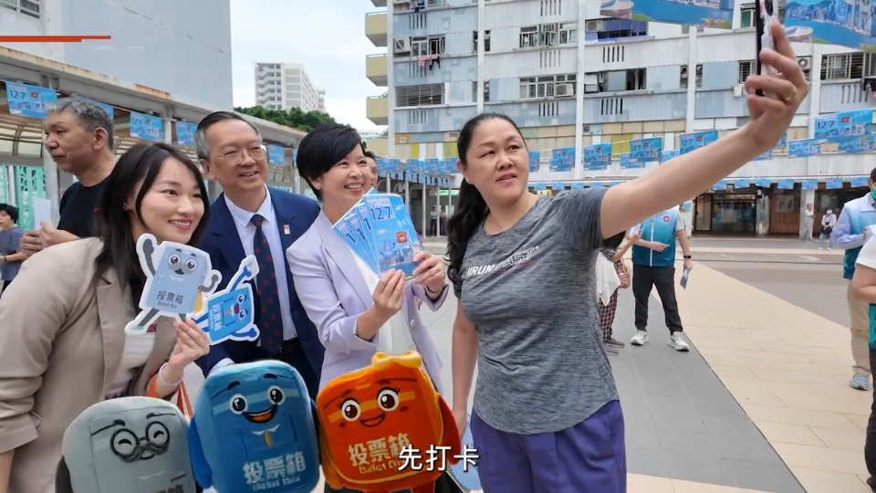 何永賢到3條公共屋邨鼓勵街坊12月7日投票