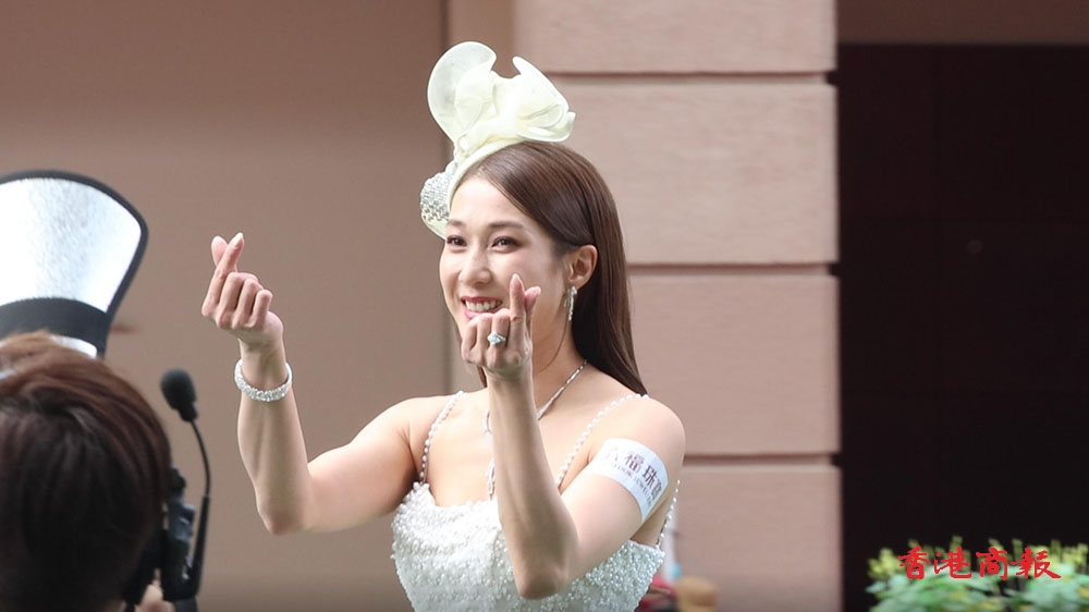 有片｜六福珠寶盃賽馬日時(shí)尚閃飾秀 鍾嘉欣壓軸登場(chǎng)大派心心